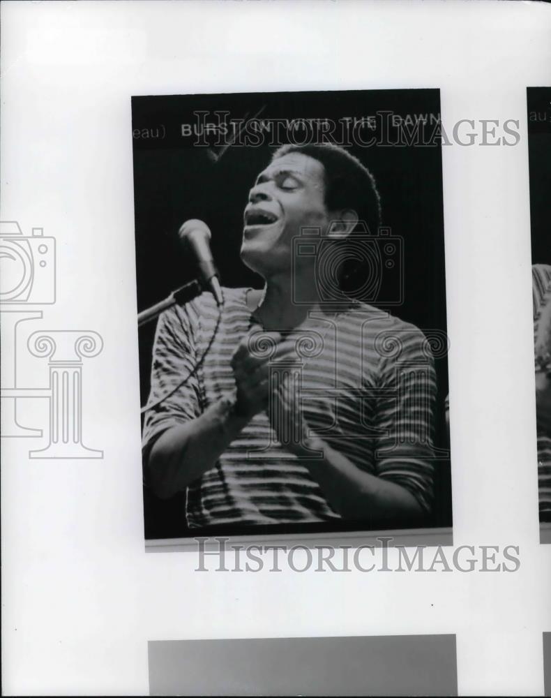 1977 Press Photo Al Jarreau Jazz Singer and Musician in Concert - cvp25583 - Historic Images