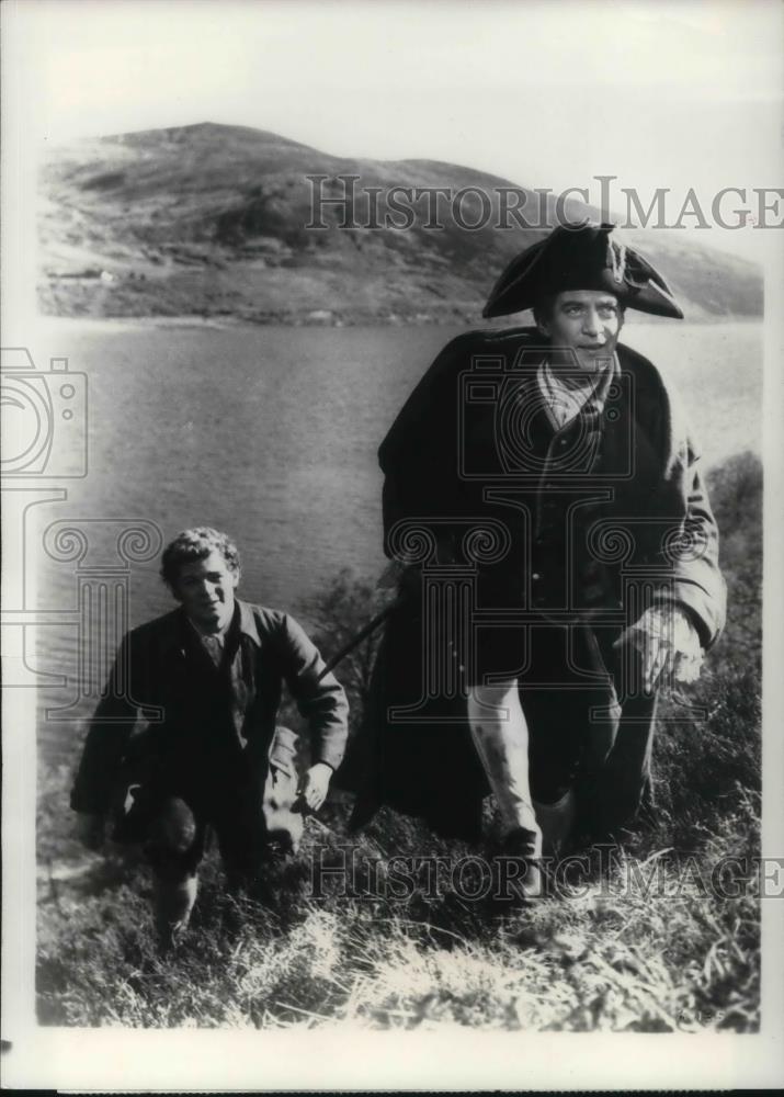 1982 Press Photo James Macarthur and Peter Finch in &quot;Kidnapped&quot; - cvp21114 - Historic Images