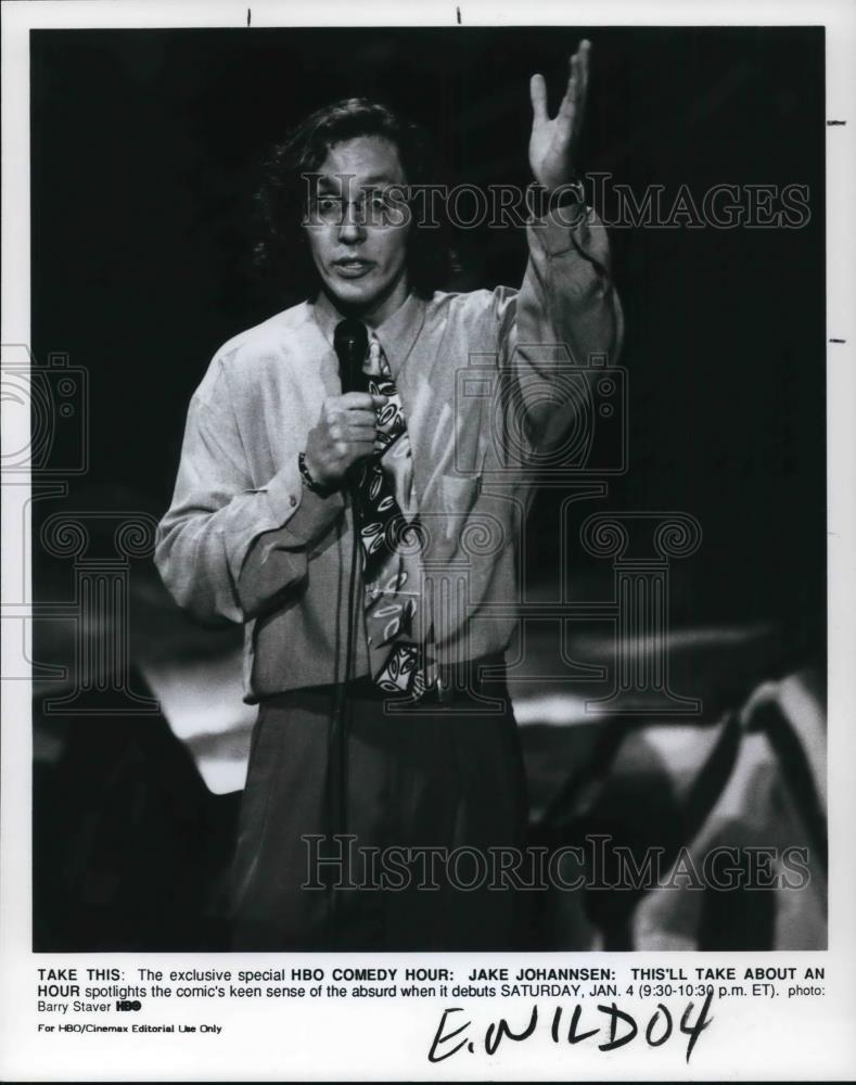 19920 Press Photo Comedian Jake Johannsen in &quot;This&#39;ll Take About an Hour&quot; - Historic Images