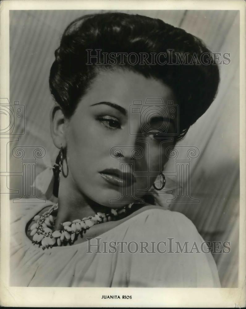 1944 Press Photo Juanita Rios entertainer at Vogue Room Astor Hotel New York - Historic Images