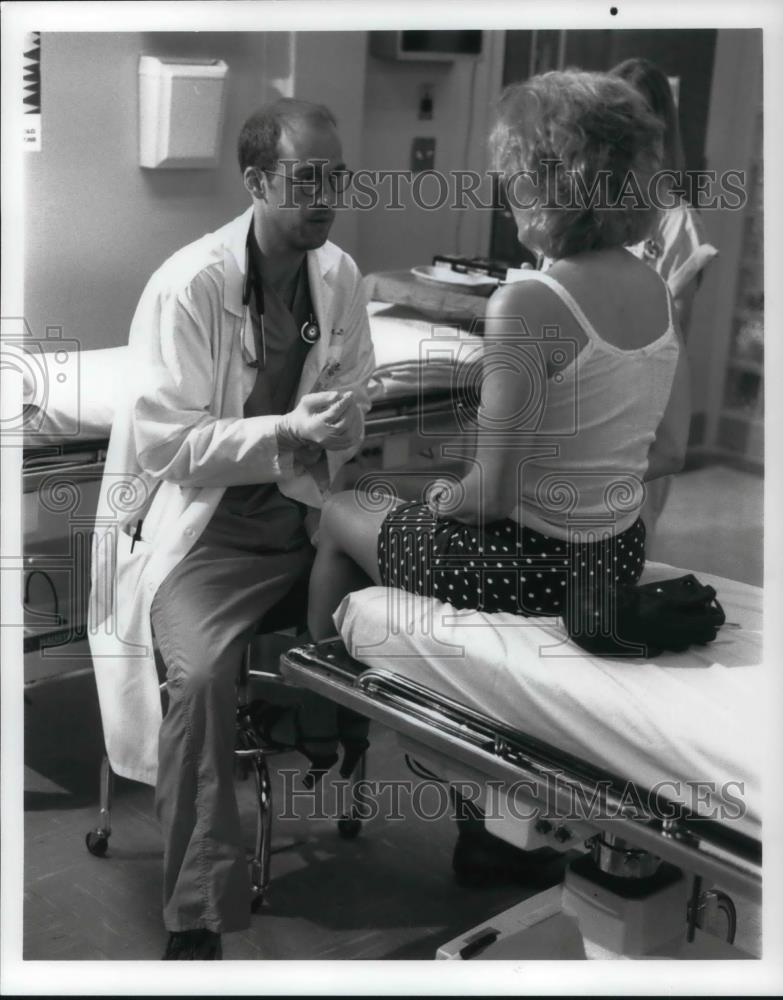 1995 Press Photo Anthony Edwards in ER - cvp20557 - Historic Images