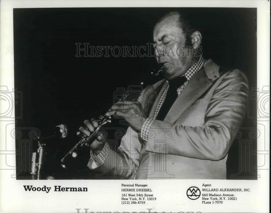 1981 Press Photo Woody Herman playing his instrument - cvp22640 - Historic Images
