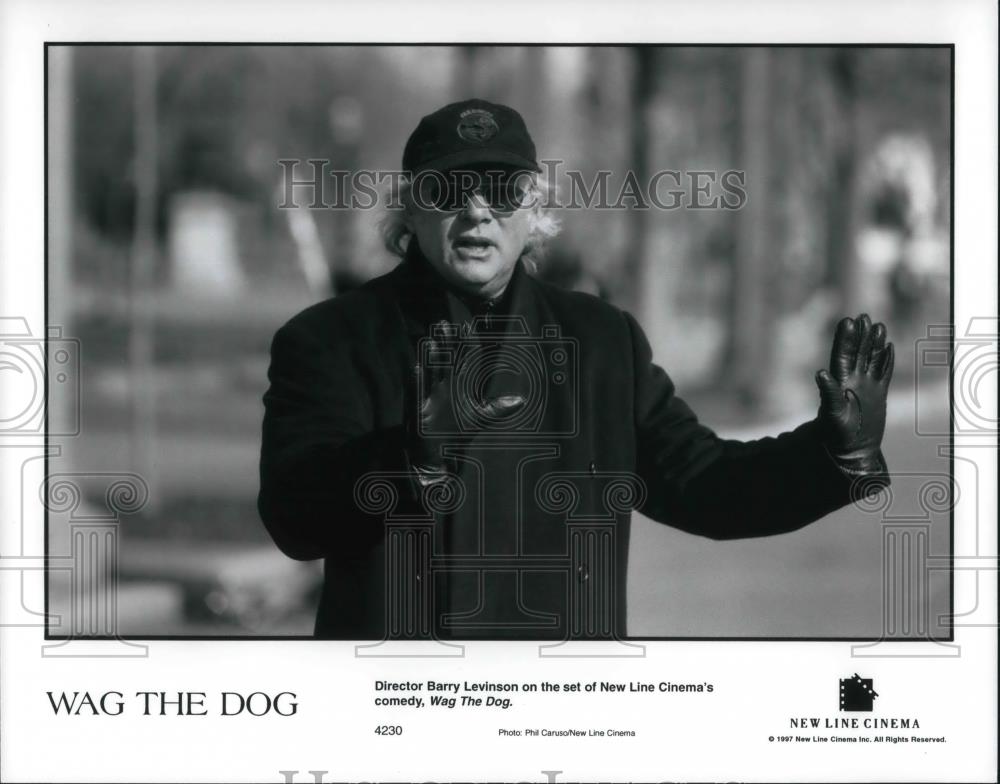 1997 Press Photo Barry Levinson director on set of Wag the Dog comedy movie - Historic Images