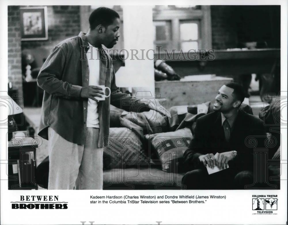 Press Photo Kadeem Hardison and Dondre Whitfield in BETWEEN BROTHERS - cvp24946 - Historic Images