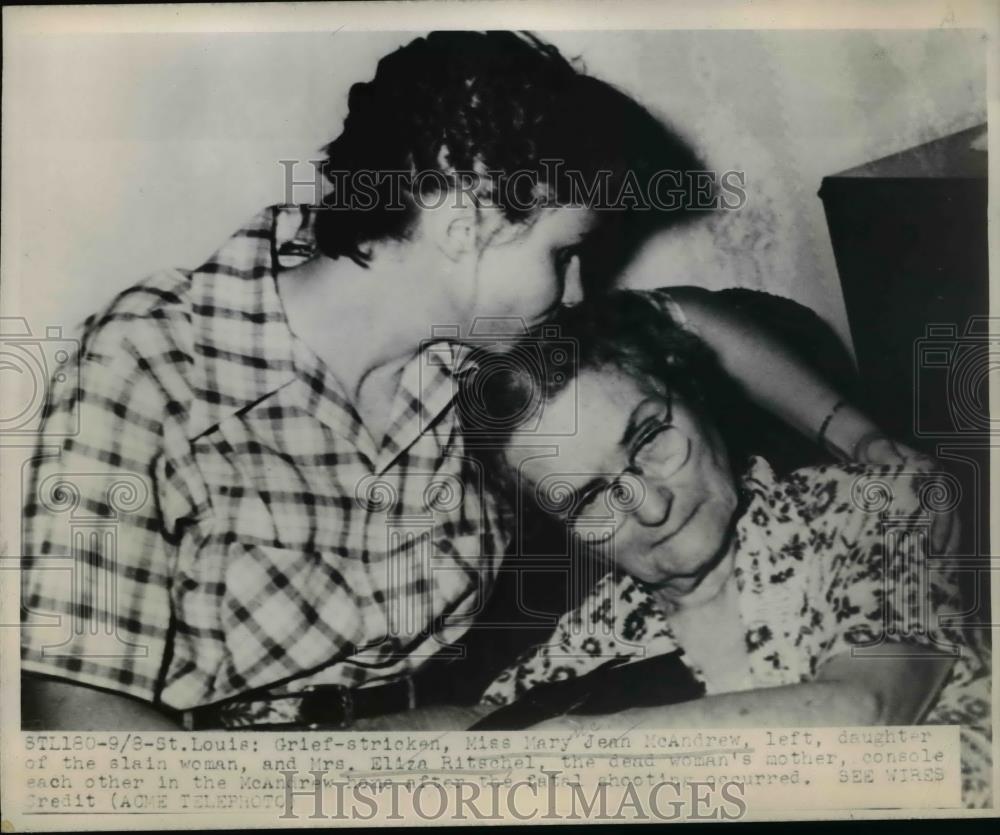 1947 Press Photo St Louis Mary Jean McAndrew daughter of slain woman consoles - Historic Images