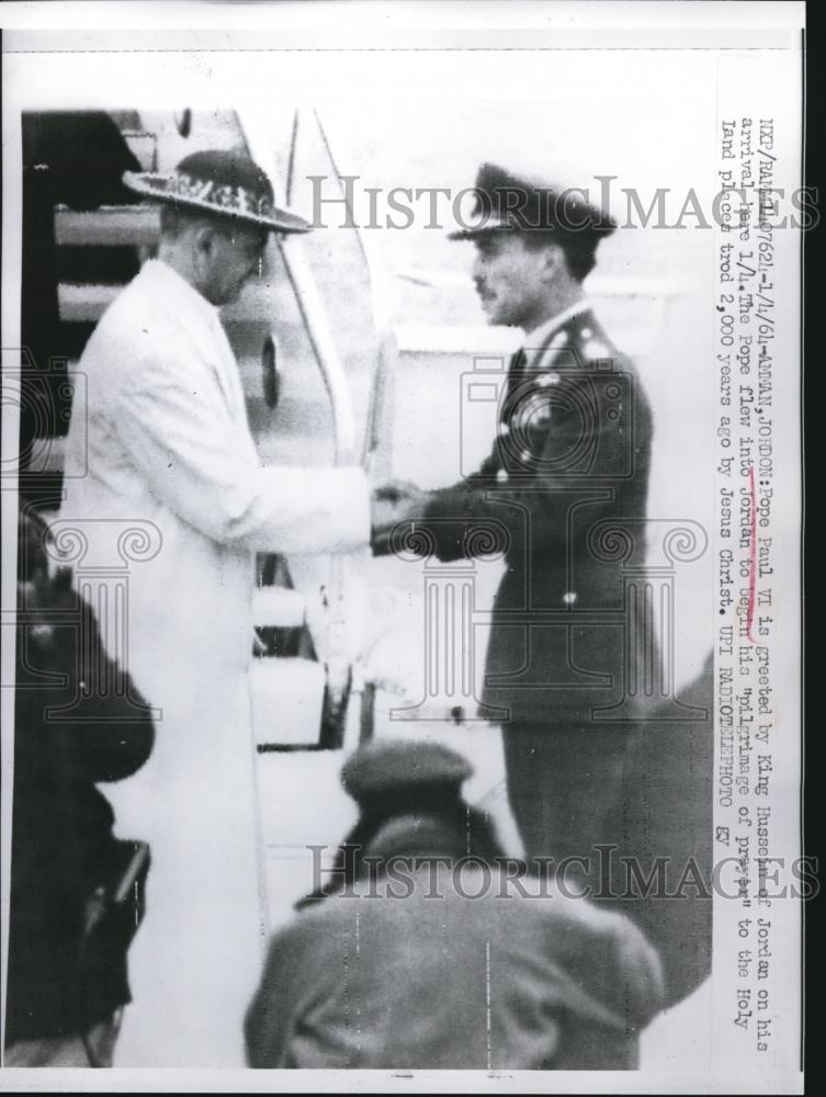 1964 Press Photo Pope Paul VI greeted by Jordan King Hussein on Holy Land - Historic Images