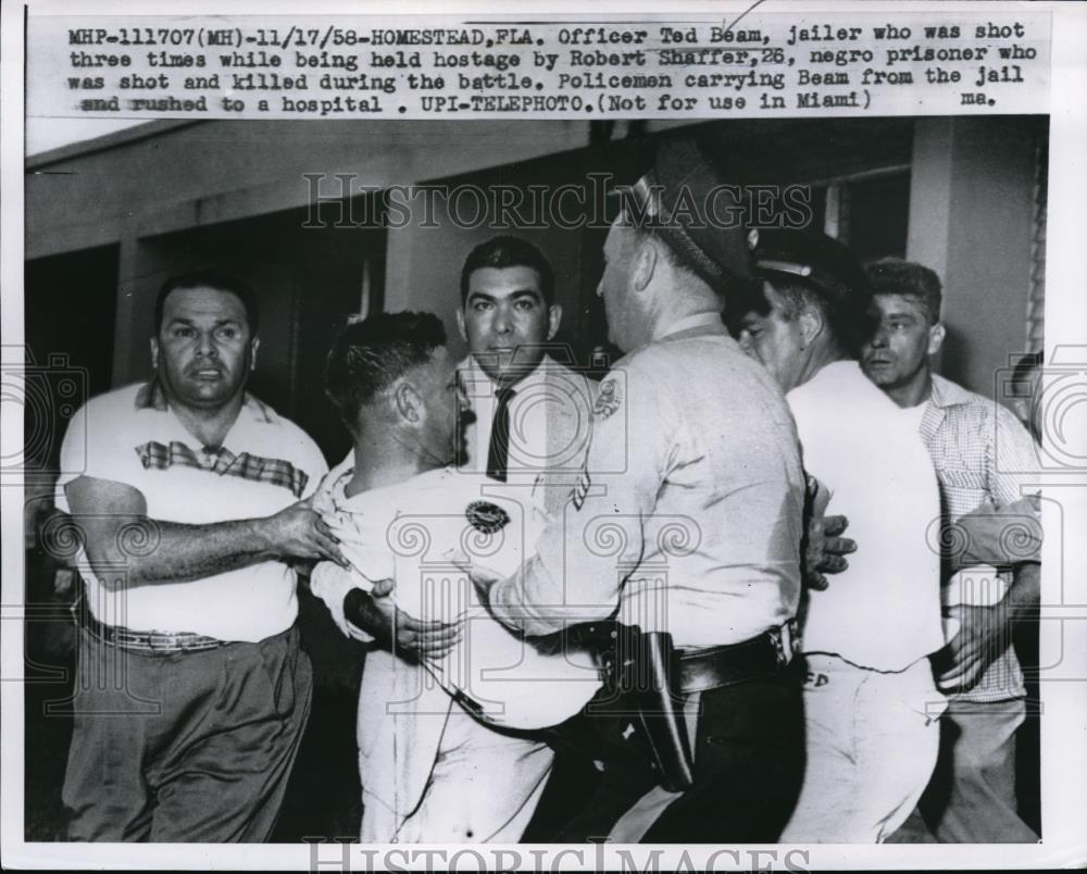 1958 Press Photo Officer Ted Beam shot three times while being held hostage - Historic Images