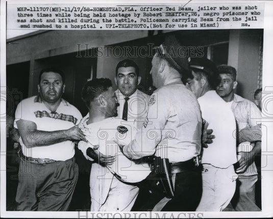 1958 Press Photo Officer Ted Beam shot three times while being held hostage - Historic Images