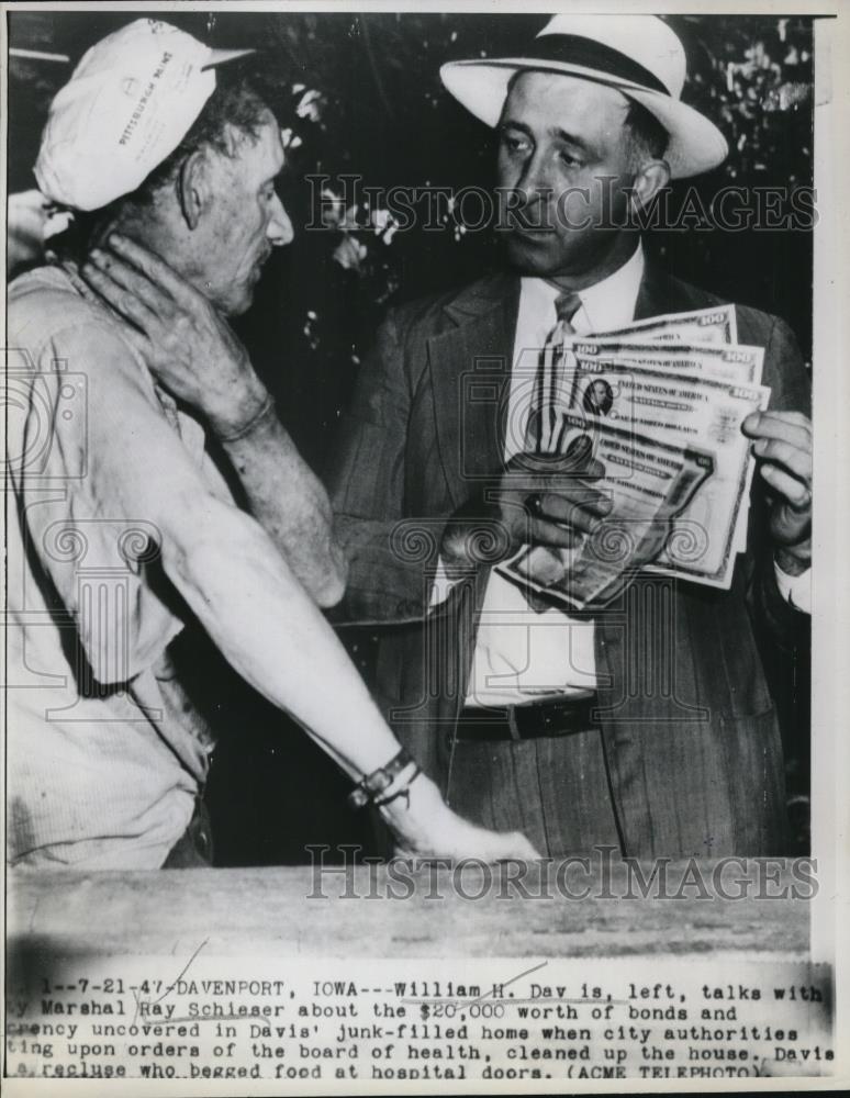 1947 Press Photo William Davis talks with Ray Schleser about $20,000 bonds - Historic Images