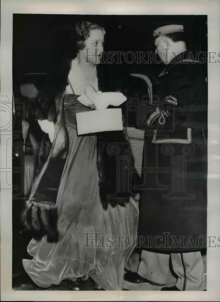 1938 Press Photo Mrs. George C. Thayer as she arrives for Assembly Ball - Historic Images