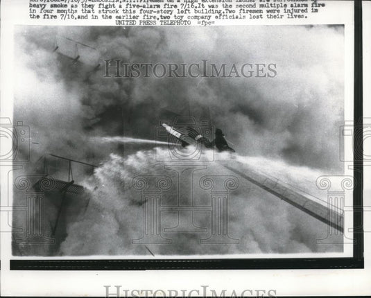 1957 Press Photo The heavy smoke of the five alarm fire in a four story building - Historic Images