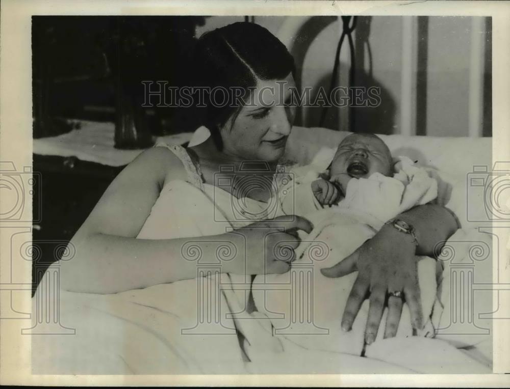 1932 Press Photo Mrs. Joseph John Sheehan enjoys a motherly moment with her baby - Historic Images