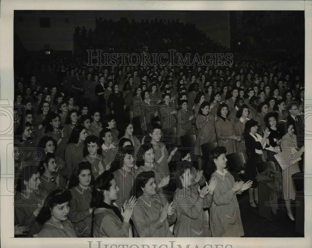 1941 Press Photo Pupils applaud Bessie Mazzarelli awarded 1st fashion designing - Historic Images