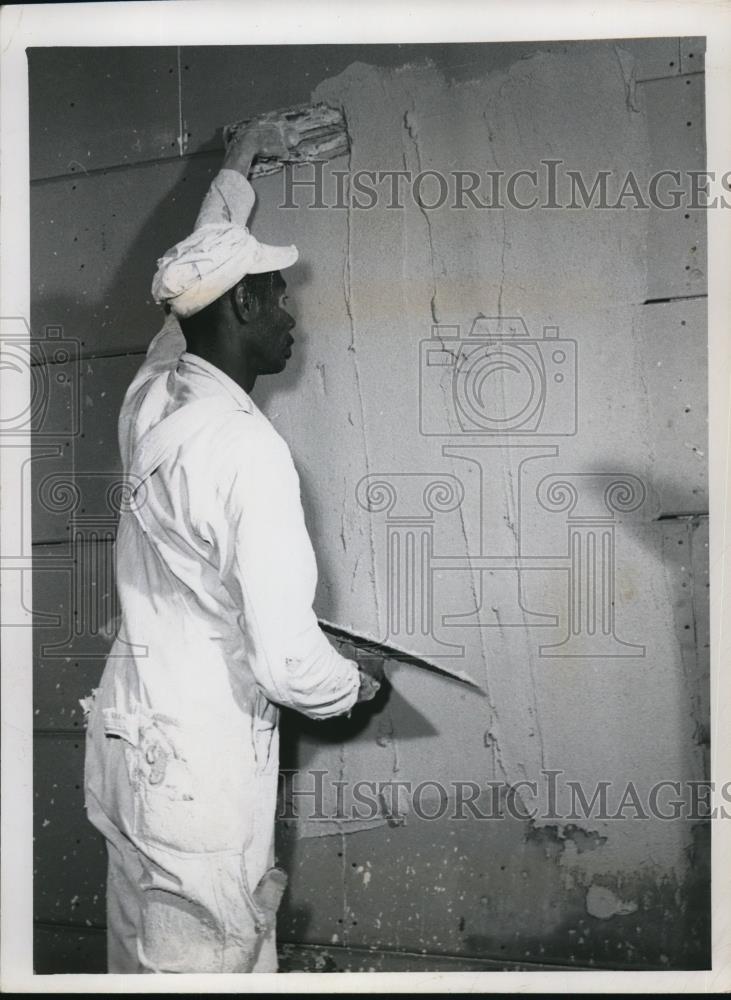 1952 Press Photo Plasterer at work - Historic Images