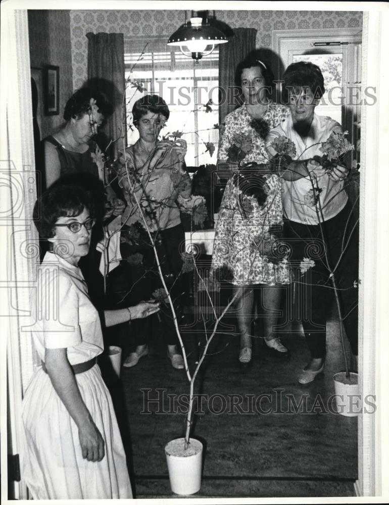 1968 Press Photo Mrs. Harry Larsen and members of her committee creating trees - Historic Images