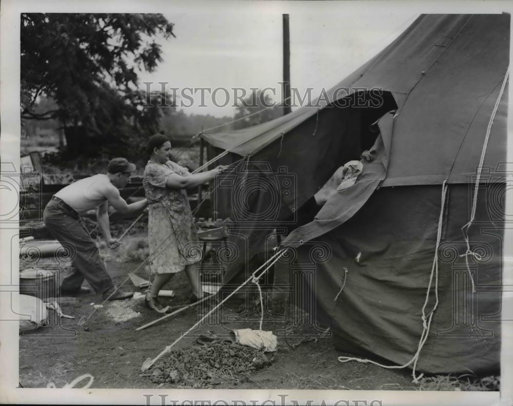 1947 Press Photo Robert King &amp; Elvis Petero Setup Flood Refugee Tent, St. Louis - Historic Images