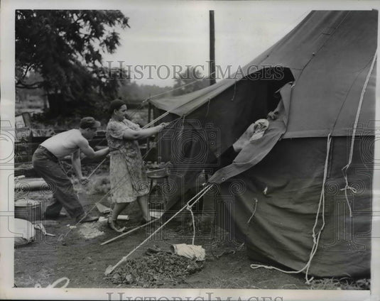 1947 Press Photo Robert King & Elvis Petero Setup Flood Refugee Tent, St. Louis - Historic Images