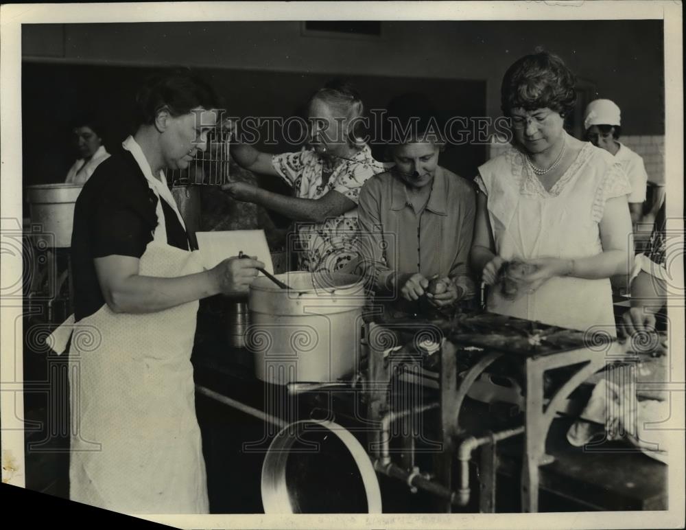 1931 Press Photo Committee of Washinton women canning peaches - Historic Images