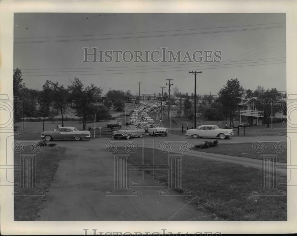 1957 Press Photo Alcoa Carefree homes get a slew of visitors - Historic Images