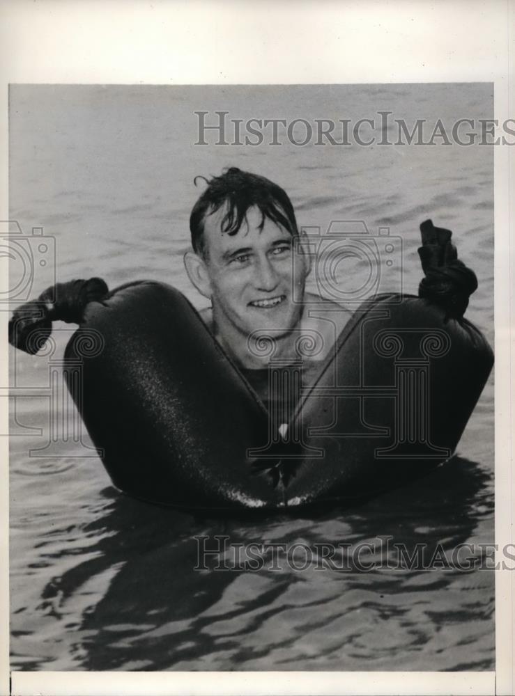 1941 Press Photo Pvt Peterson&#39;s trousers converted into buoyant water wings - Historic Images