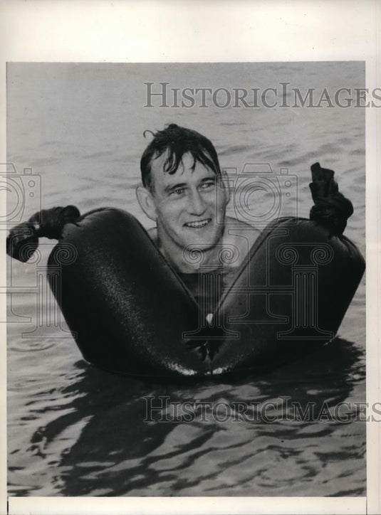 1941 Press Photo Pvt Peterson's trousers converted into buoyant water wings - Historic Images