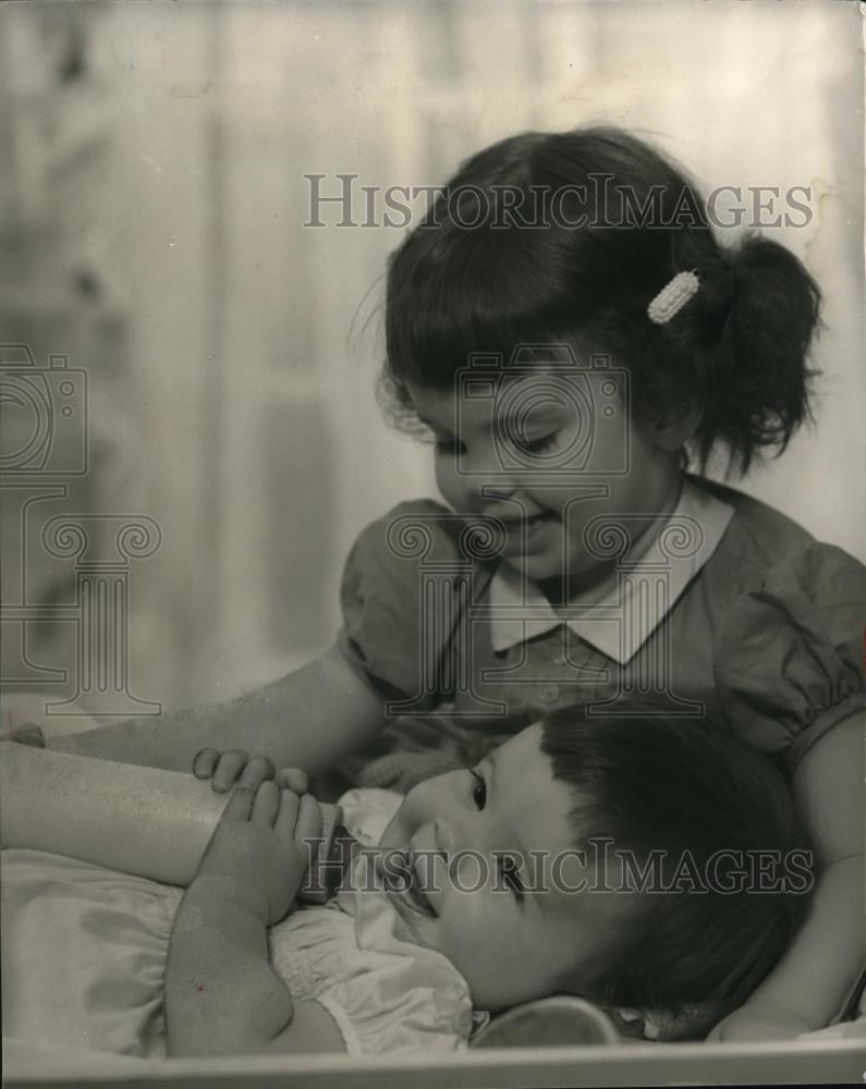 1965 Press Photo Sister and Her Baby Sister - Historic Images