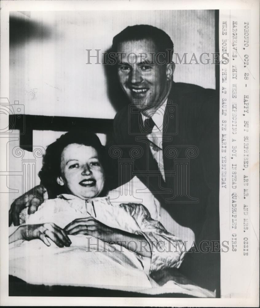 1949 Press Photo Mr. and Mrs. Ozzie Hargreaves with their quadruplet babies - Historic Images