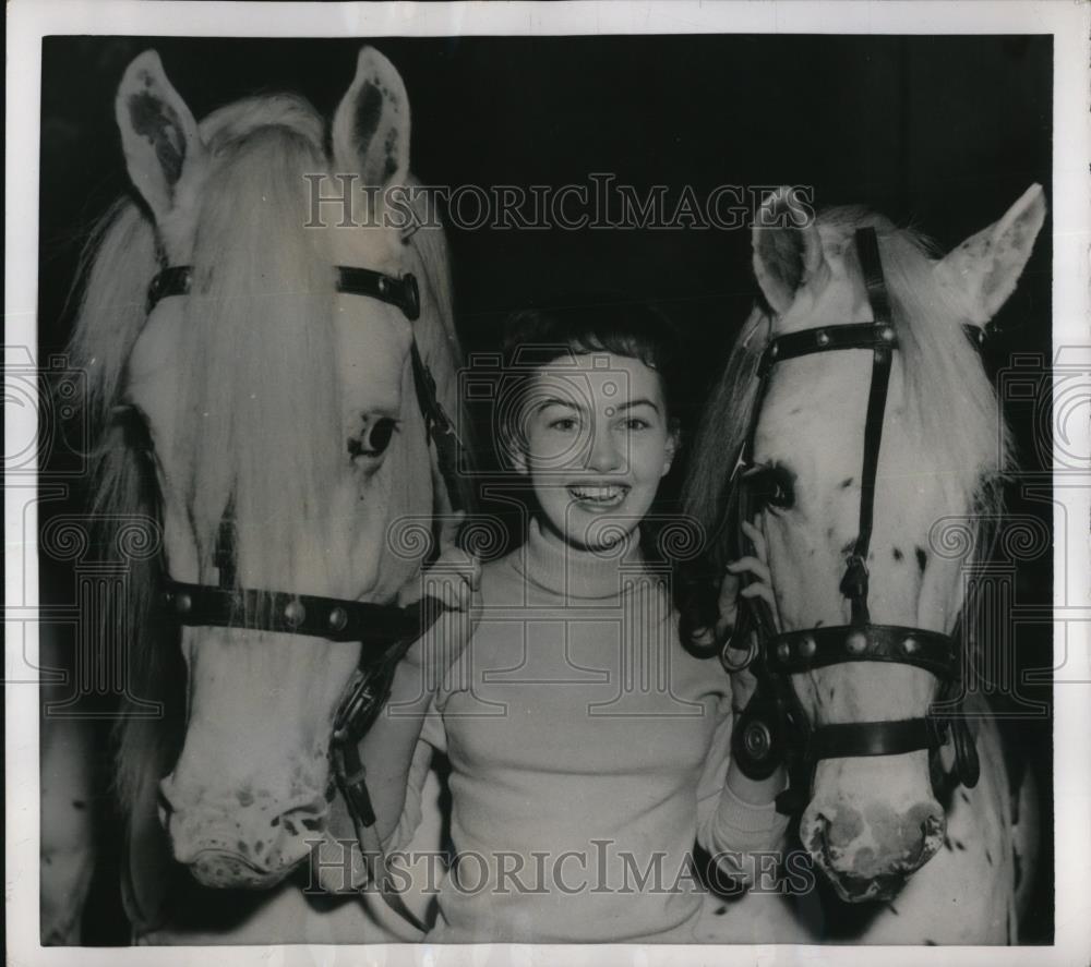 1954 Press Photo Ascot England, Janette Scott, Bertram Mills Circus Horses - Historic Images