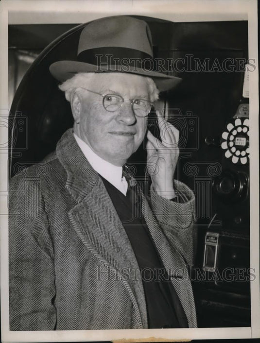 1944 Press Photo U.S. District Judge William Holly making phone call - Historic Images