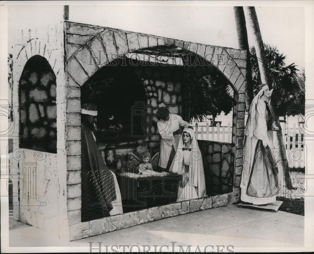 1938 Press Photo Mrs. M. Kappelhoff arranging Nativity Scene at St. Petersburg - Historic Images
