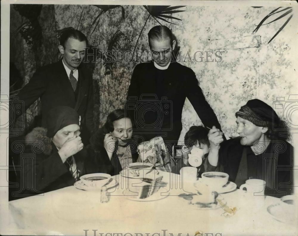 1932 Press Photo New Hop Mission in NY Don Platt &amp; Rev John Evans feed hungry - Historic Images