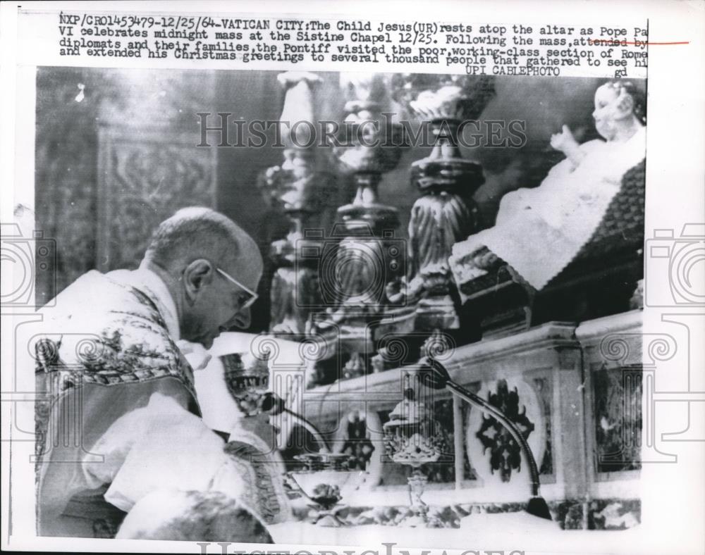 1964 Press Photo The Child Jesus (UR) rest atop the altar as Pope Paul VI - Historic Images