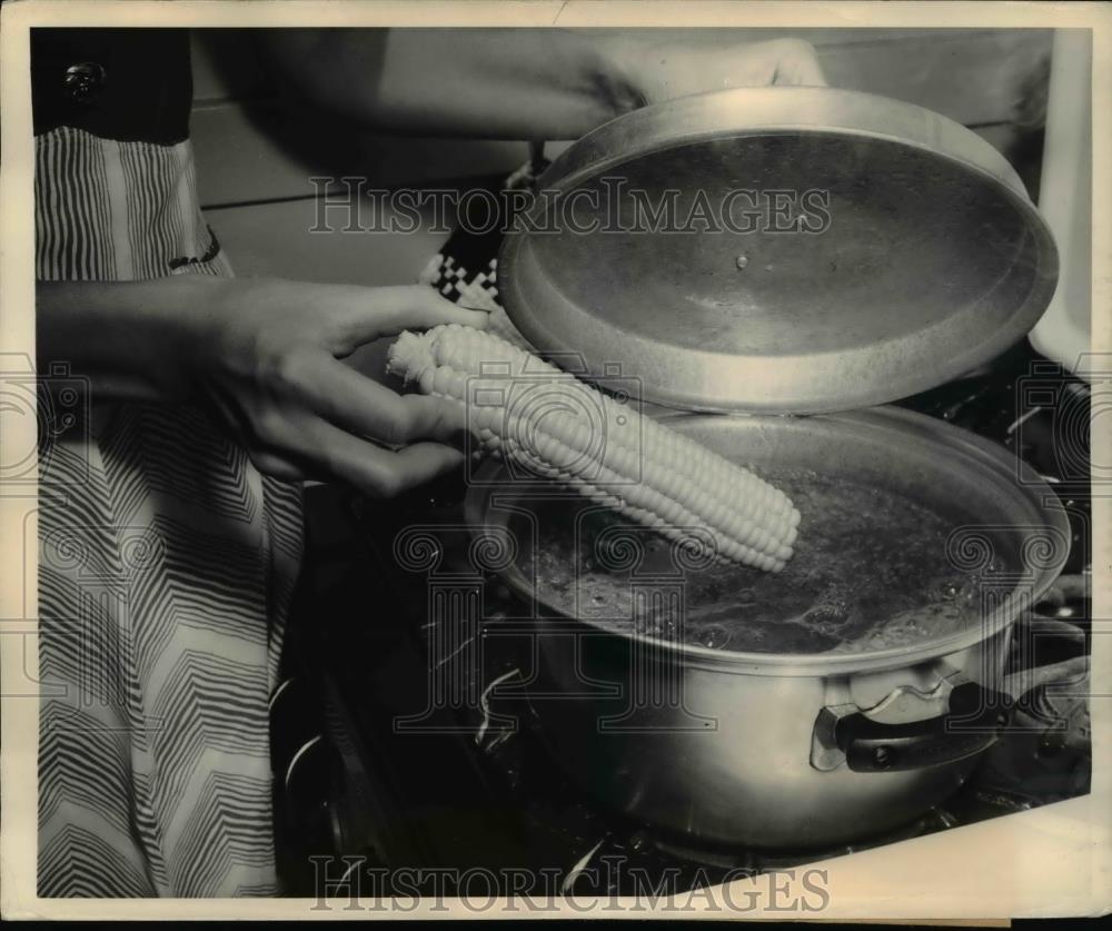 1948 Press Photo Placed in boiling water the fresh chilled ears are cooked from - Historic Images