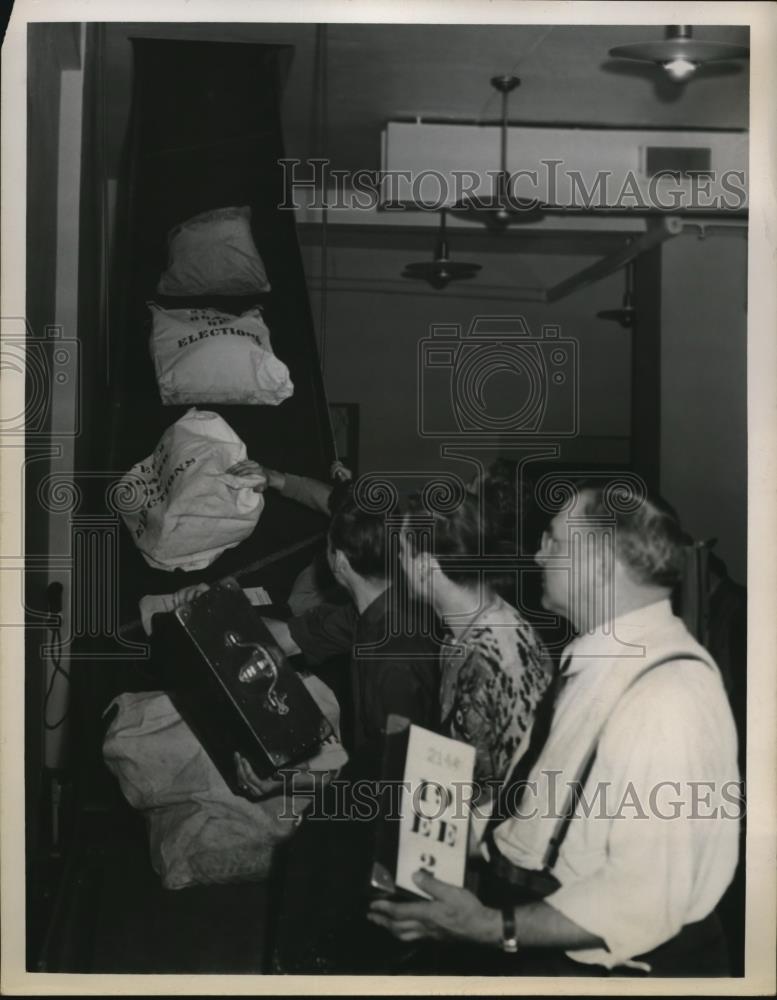 1950 Press Photo New Conveyor belt which takes bags of ballots up to the 2nd Flr - Historic Images