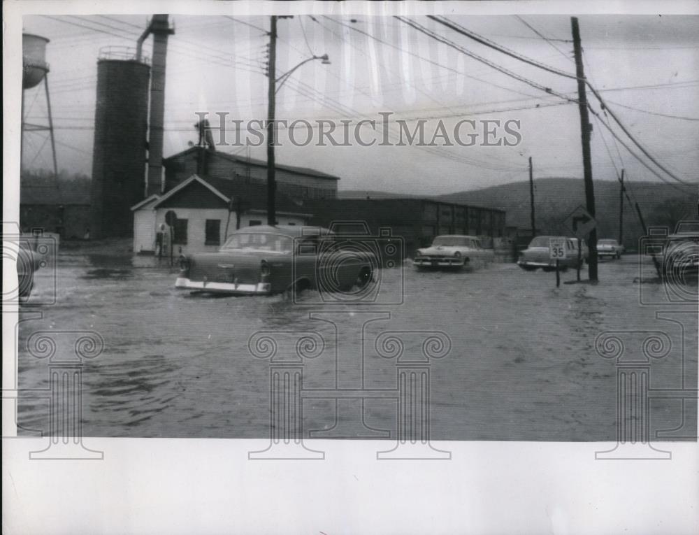 1956 Press Photo The cars above drive carefully through this flood street - Historic Images