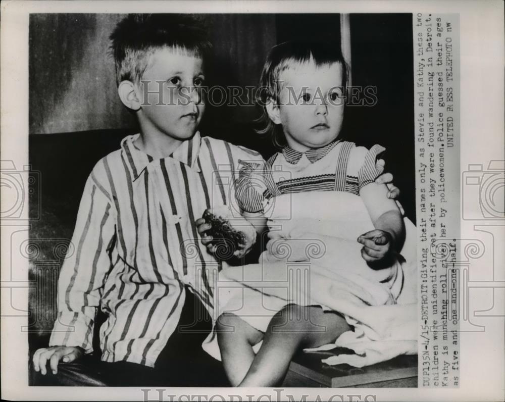 1953 Press Photo Detroit MichStevie &amp; Kathy children found lost by police - Historic Images