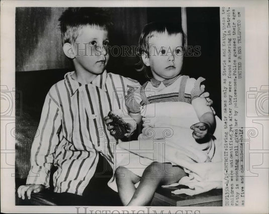1953 Press Photo Detroit MichStevie & Kathy children found lost by police - Historic Images