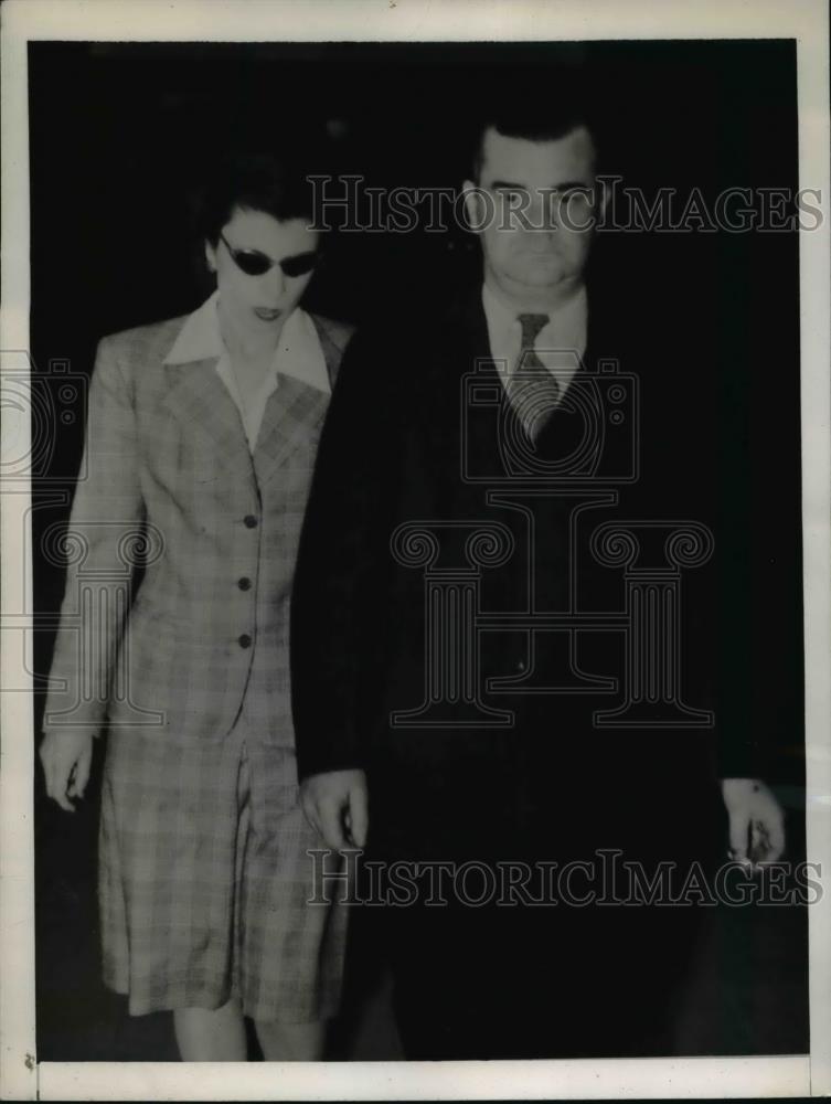 1944 Press Photo Marian Wilhelm Osworth Horn Stankowick, is led from the federal - Historic Images