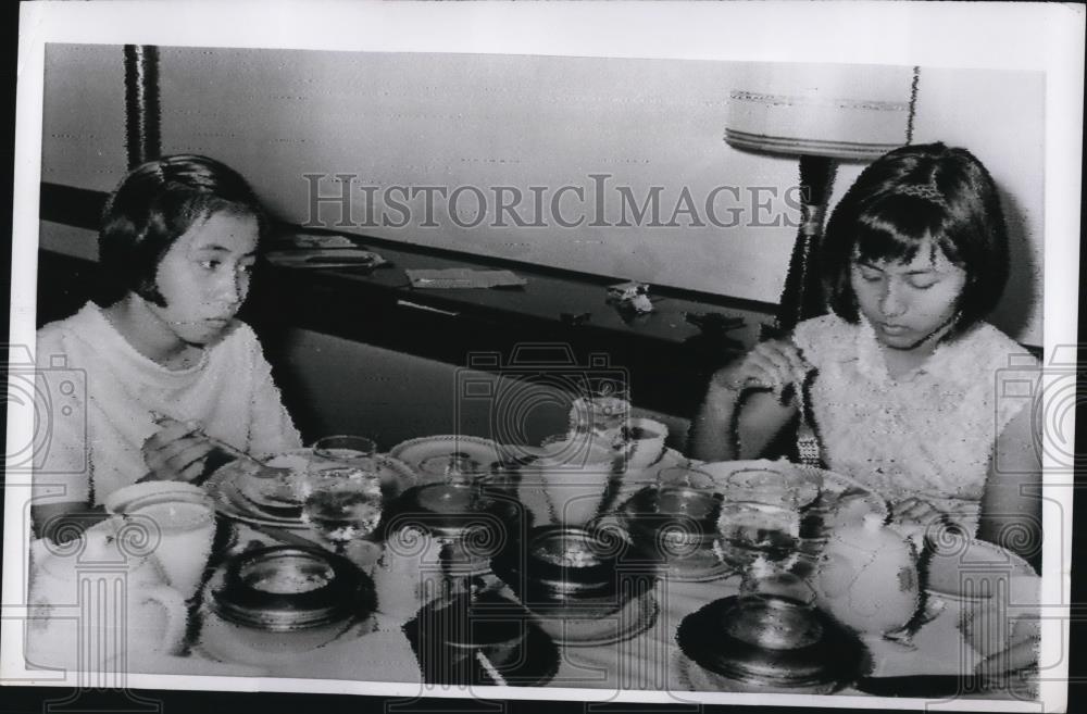 1967 Press Photo Yu Ron and younger sister Yu Hwa with the last Tokyo breakfast - Historic Images