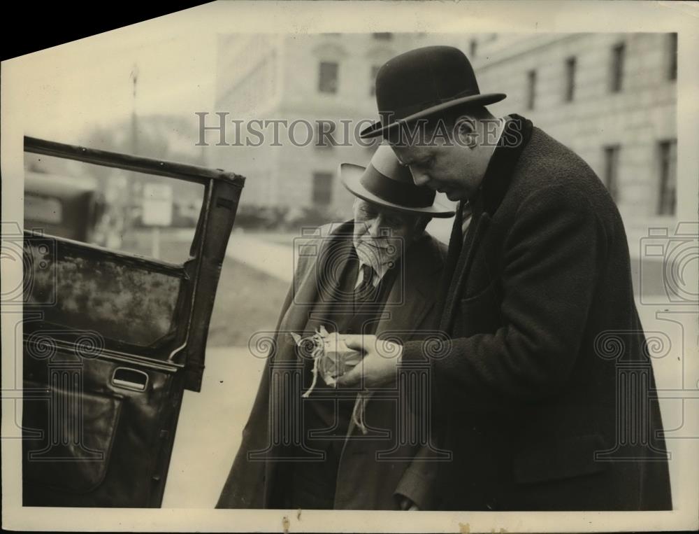 1932 Press Photo Detective Howard Cole with Explosive expert Dr. Charles Monroe - Historic Images