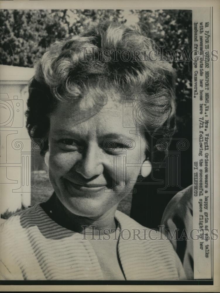 1961 Press Photo Mrs.Virgil Grisson wife of Astronaut talks with newsman. - Historic Images
