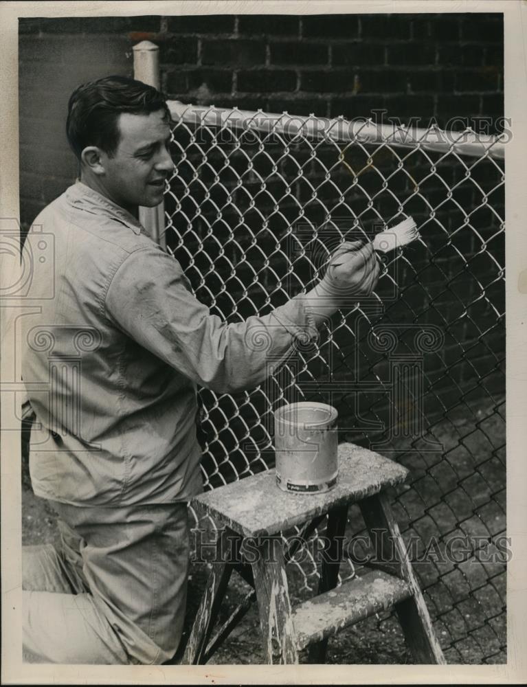 1950 Press Photo Henry Schussler Painting Mike Koval Fence with Aluminum Paint - Historic Images