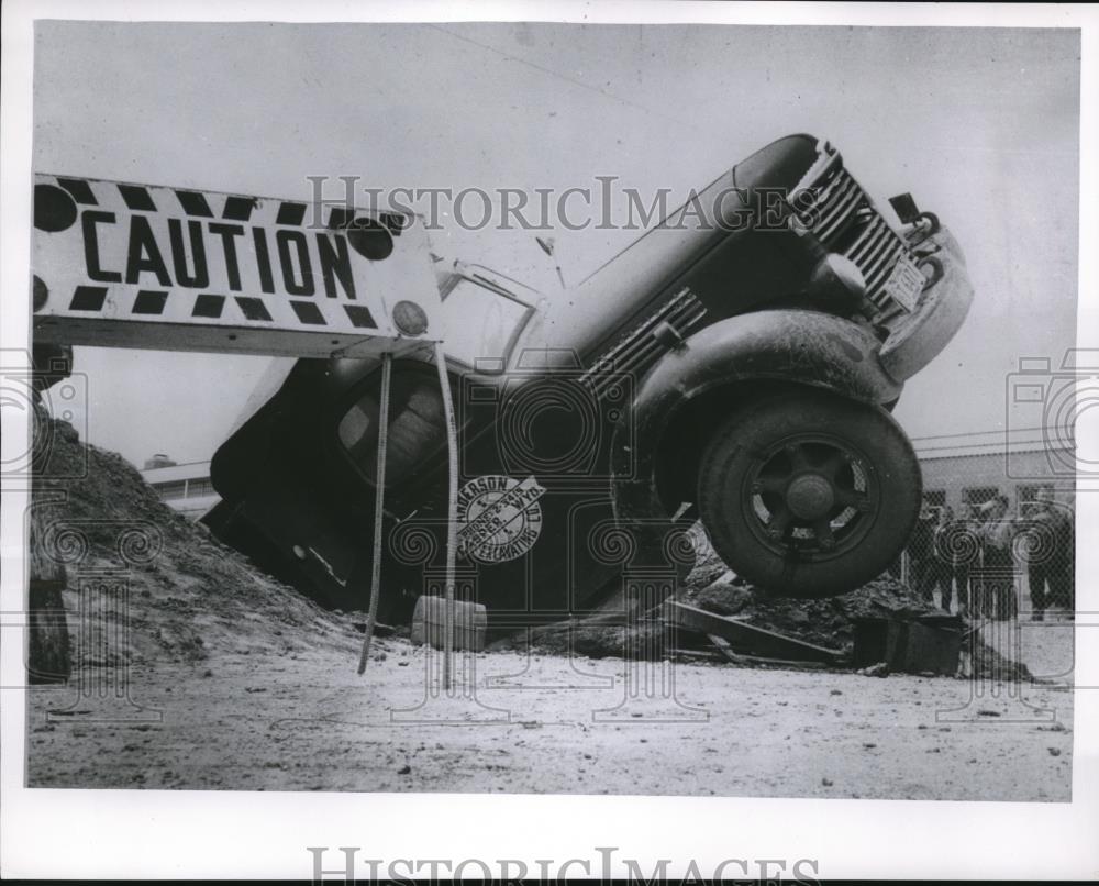 1957 Press Photo Truck Wreck backed into soft dirt - Historic Images