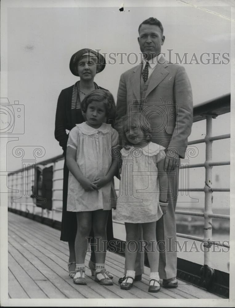 1934 Press Photo W.C. Crawford with his wife &amp; daughters, Peggy &amp; Nancy - Historic Images