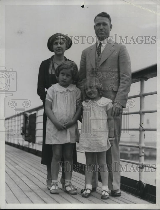 1934 Press Photo W.C. Crawford with his wife & daughters, Peggy & Nancy - Historic Images