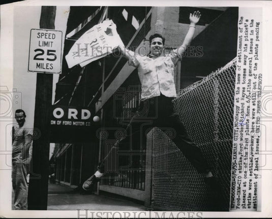 1955 Press Photo Richard Hayes Tosses His Picket's Placard - Historic Images