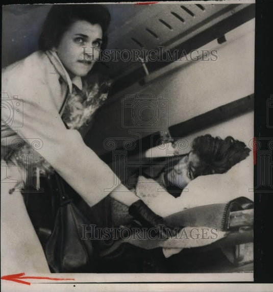 1963 Press Photo Helen Klaben Comforted by Nurse Marie Allain After Plane Crash - Historic Images