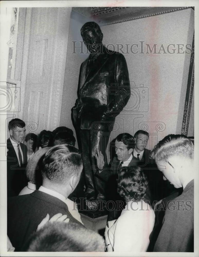 1965 Press Photo Jed Johnson Jr. with statue of Will Rogers in Oklahoma - Historic Images