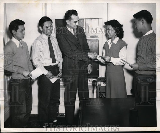 1948 Press Photo Dean George Starcher of Ohio University College with Deans List - Historic Images