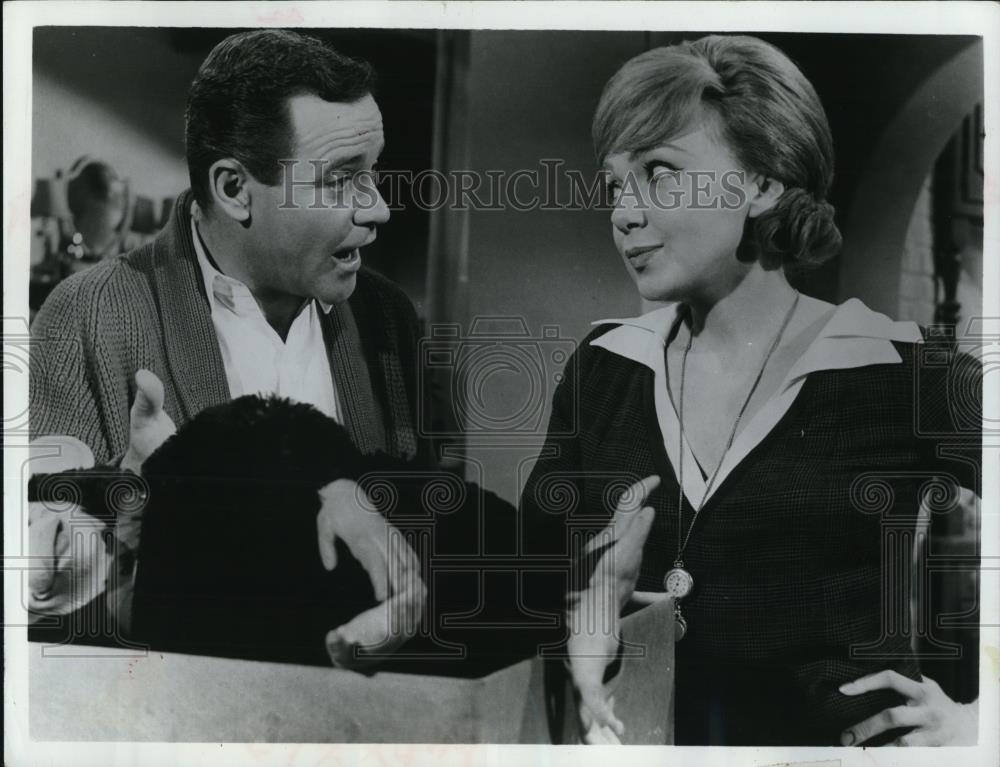 1967 Press Photo Jack Lemmon and Edie Adams Under the Yum Yum Tree - Historic Images